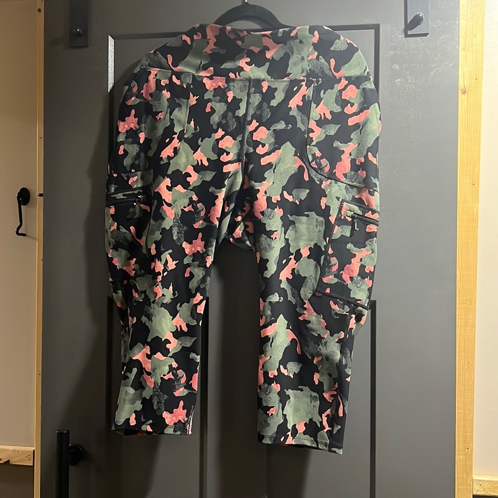 NWOT Torrid Active Happy Camper Cargo Crop Legging- Camo- Size 3